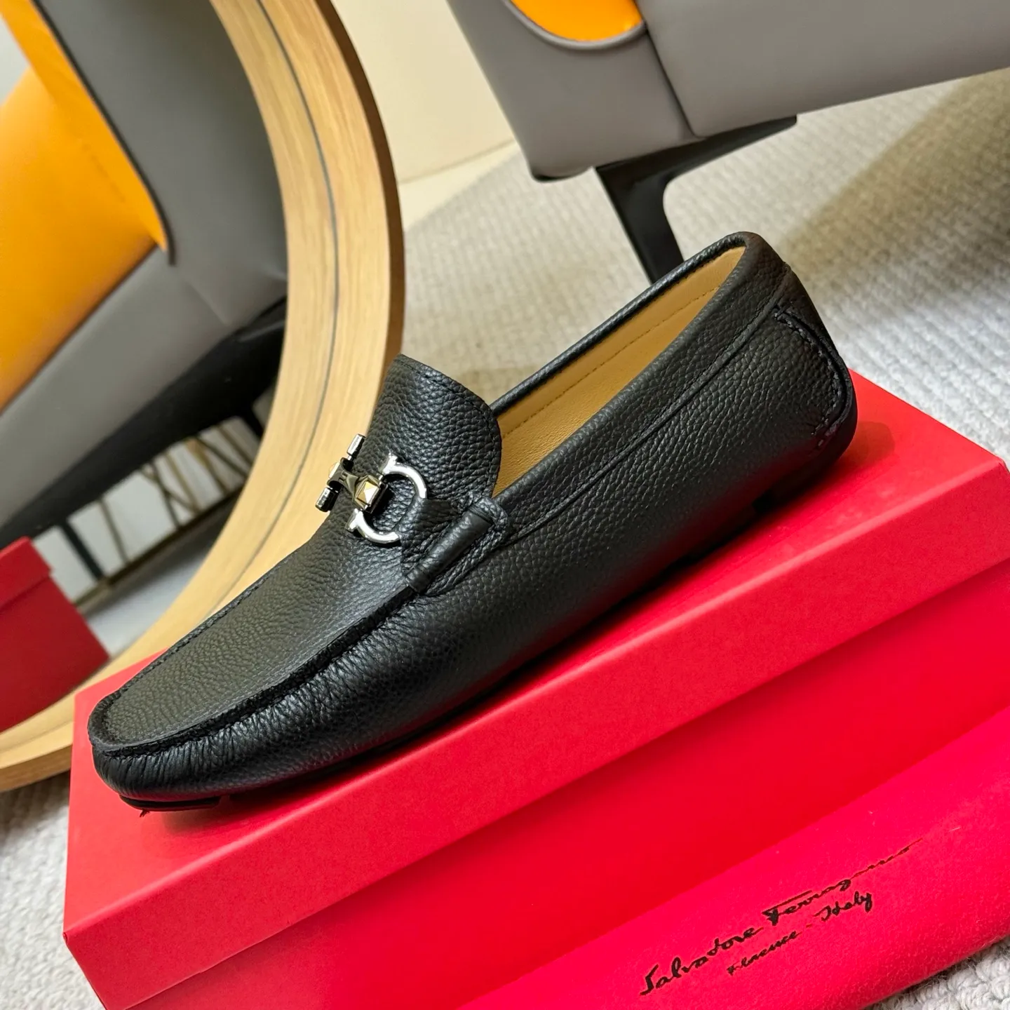 Men's men's shoes 💰420 (Yangli) Ferragamo 〰Ferragamo 2⃣️0⃣️2⃣️5️⃣ New series 👊🏻 Upper 🇮🇹 Italian imported calfskin, original outsole molding. Water-dyed sheepskin lining. The identity of every successful man is set off, and the upper and lower shoes are elegant and stable🚶🏻🚶🏻The high-end custom counter original replica is an eternal classic🔍️Number of codes: 38-46 with counter packaging